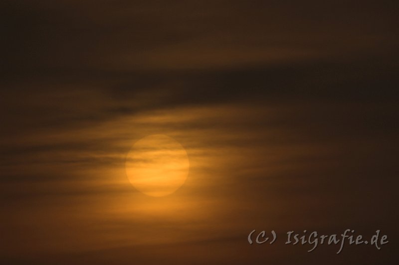 IMG_1922-01.jpg - Sonnenuntergang. Schleier und Himmelsfärbung sind durch den Sahara Sand in der Luft entstanden.